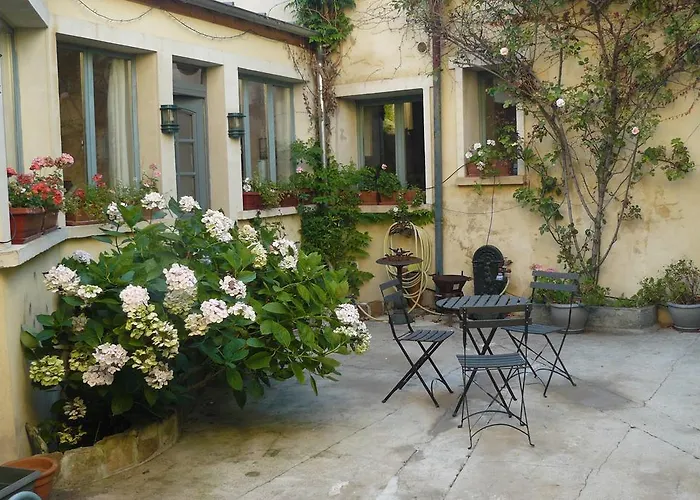 Porte De Paris Bed & Breakfast 3*